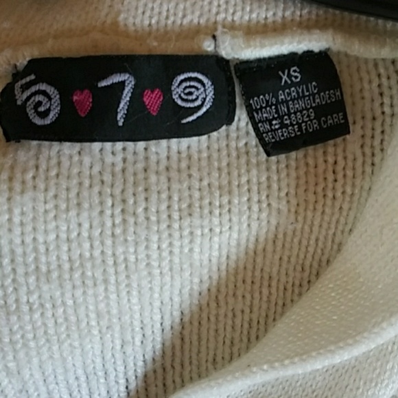 5-7-9 White hooded sweater with brown buttons - Picture 3 of 4